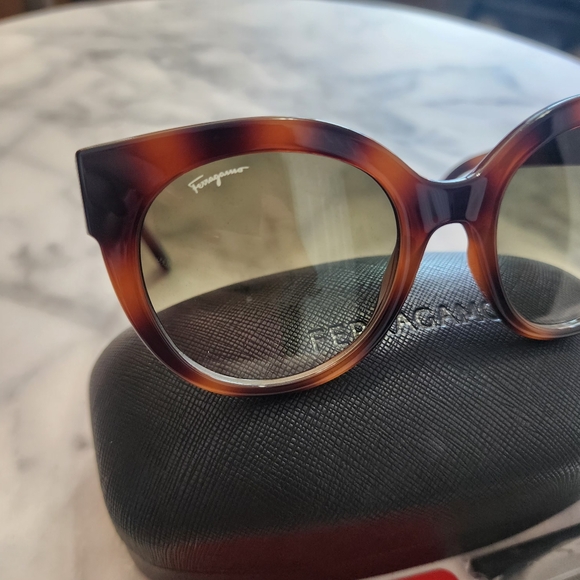 NEW Authentic Salvatore Ferragamo Tortoise Cat Eye Sunglasses main image 4